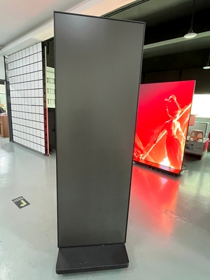 1. 86mm 픽셀 피치 LED 포스터 디스플레이, 3840Hz 주사율 및 800nits 밝기로 매장 광고에 적합